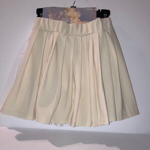 Cream and White Pleated Skort Set Size 8 with 13”‎ length